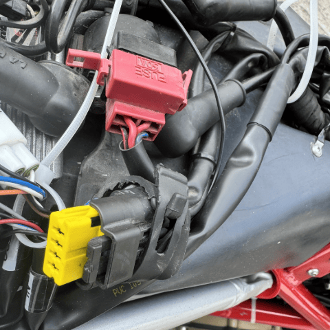 The Port I connected too, The 3 prong port doesn't provide information only this one does.